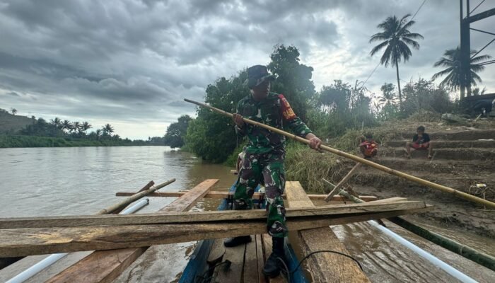 Jembatan Ambruk, Babinsa Koramil Marisa Sediakan Akses Darurat Bagi Warga Dusun Sandalan