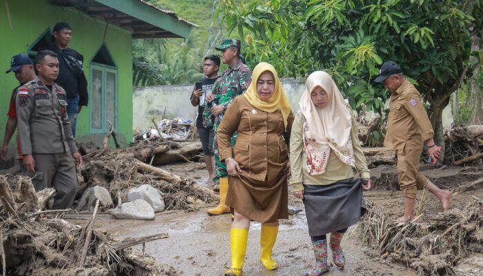 Curah Hujan Tinggi Picu Banjir di Paguat, Wabup Suharsi Tinjau Lokasi Terdampak