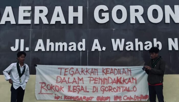 Aksi Simbolik HMI Terhadap Rokok Ilegal di Gorontalo