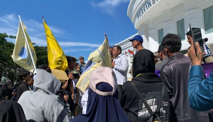 Mahasiswa dan Masyarakat Pohuwato Geruduk Kantor Deprov Gorontalo, Tolak Relokasi Warga Desa Hulawa