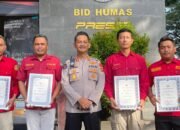 Kapolda Gorontalo Berikan Penghargaan kepada Empat Personel Humas yang Berprestasi