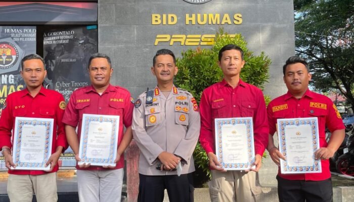 Kapolda Gorontalo Berikan Penghargaan kepada Empat Personel Humas yang Berprestasi