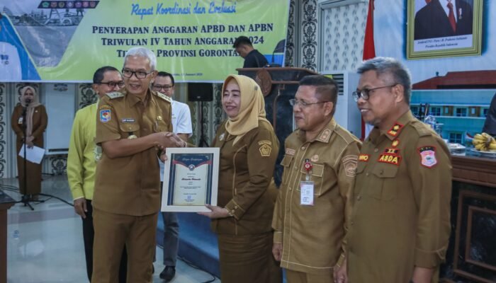 Suharsi Igirisa Terima Piagam Penghargaan dari Gubernur Gorontalo untuk Pengelolaan e-Monep