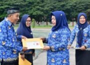 Dua ASN Purna Tugas Terima SK Pensiun dari Wabup Pohuwato