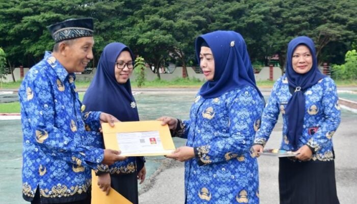 Dua ASN Purna Tugas Terima SK Pensiun dari Wabup Pohuwato