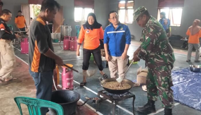 TNI dan Masyarakat Bersihkan Sisa Banjir di Popayato