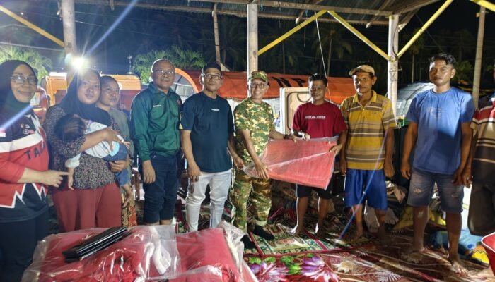 Wabup Pohuwato Serahkan Bantuan untuk Korban Banjir di Patilanggio