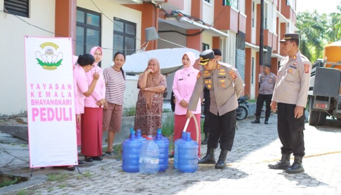 Polres Pohuwato Bantu Salurkan 24.000 Liter Air untuk Warga Rusunawa SYAH
