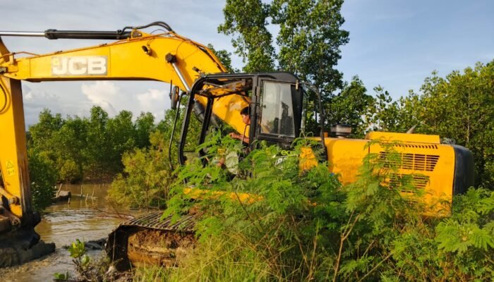 Bukti Peduli Lingkungan, Penambang Rakyat Bersama YR Lakukan Normalisasi Sungai