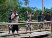 Jembatan Rusak, Warga Gurinda Andalkan Gotong Royong