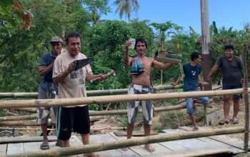 Jembatan Rusak, Warga Gurinda Andalkan Gotong Royong