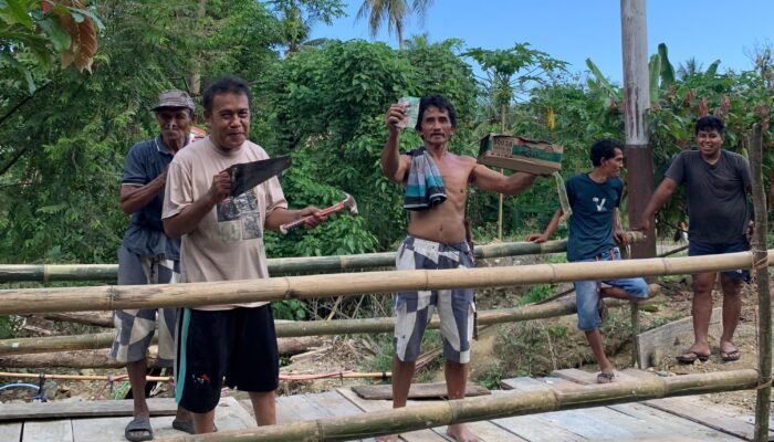 Jembatan Rusak, Warga Gurinda Andalkan Gotong Royong