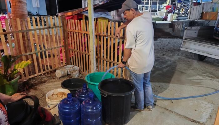 YR TIM Kolaborasi Tak Hanya Salurkan Air Bersih, Warga Diingatkan Waspada Kebakaran